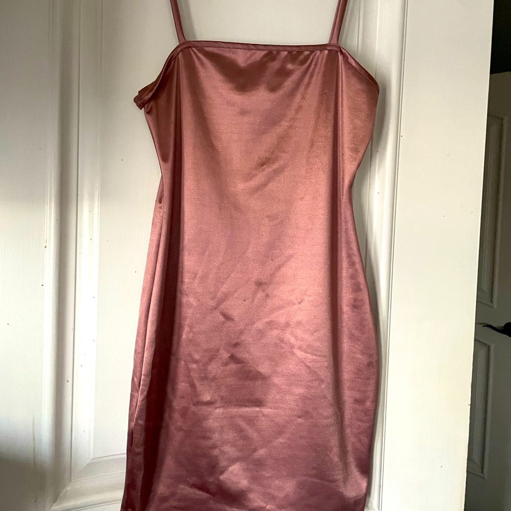 Cute summer Wyndsor dress worn once. Spaghetti string over the knee.